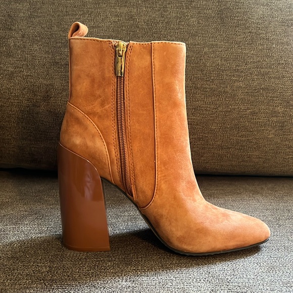 NEW Vince Camuto Enverna Block Heel Bootie Size 6.5 In Caramel Color - Picture 8 of 13